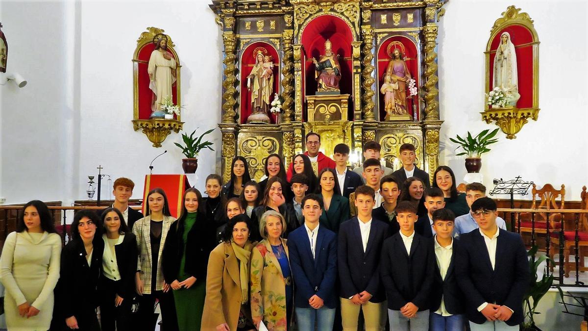 Grupo de jóvenes que acaban de confirmarse con el Vicario Episcopal