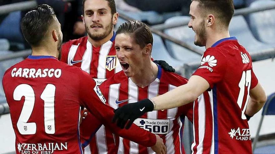 Fernando Torres, en el centro, celebra su gol en Getafe junto a varios compañeros.