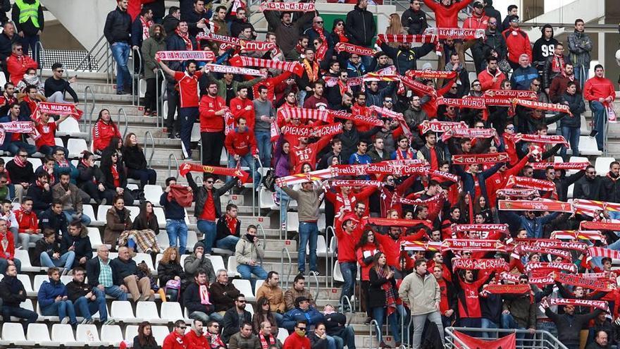 Aficionados del Real Murcia en el fondo sur durante el partido del domingo frente al Cádiz en Nueva Condomina.