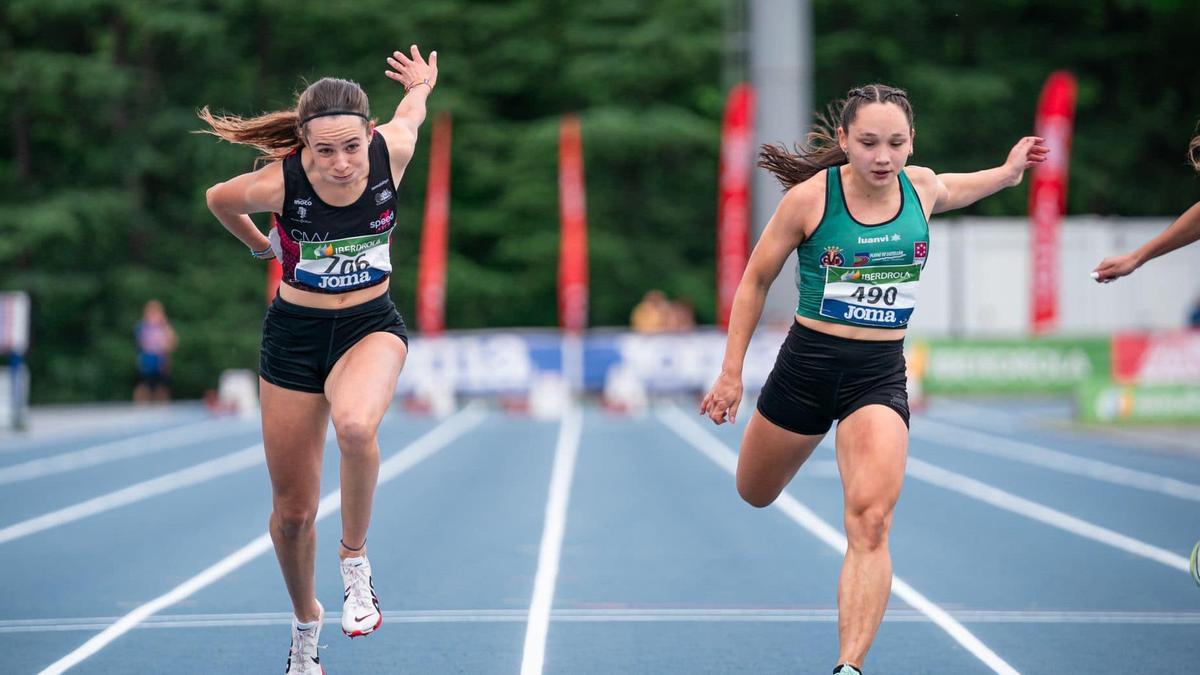 Nuria Muntaner, a la izquierda, durante una carrera en Gijón.