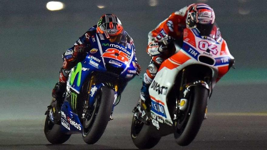 Maverick Viñales y Andrea Dovizioso, durante la carrera de ayer en Losail.