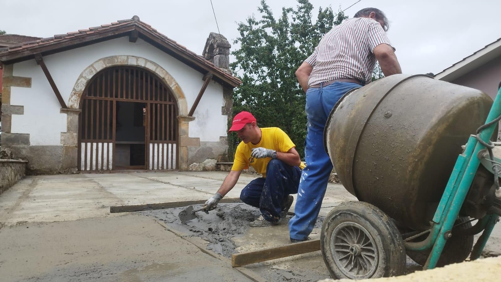 Más de medio centenar de jóvenes voluntarios de Madrid ayudan a recupera el patrimonio de Cabrales