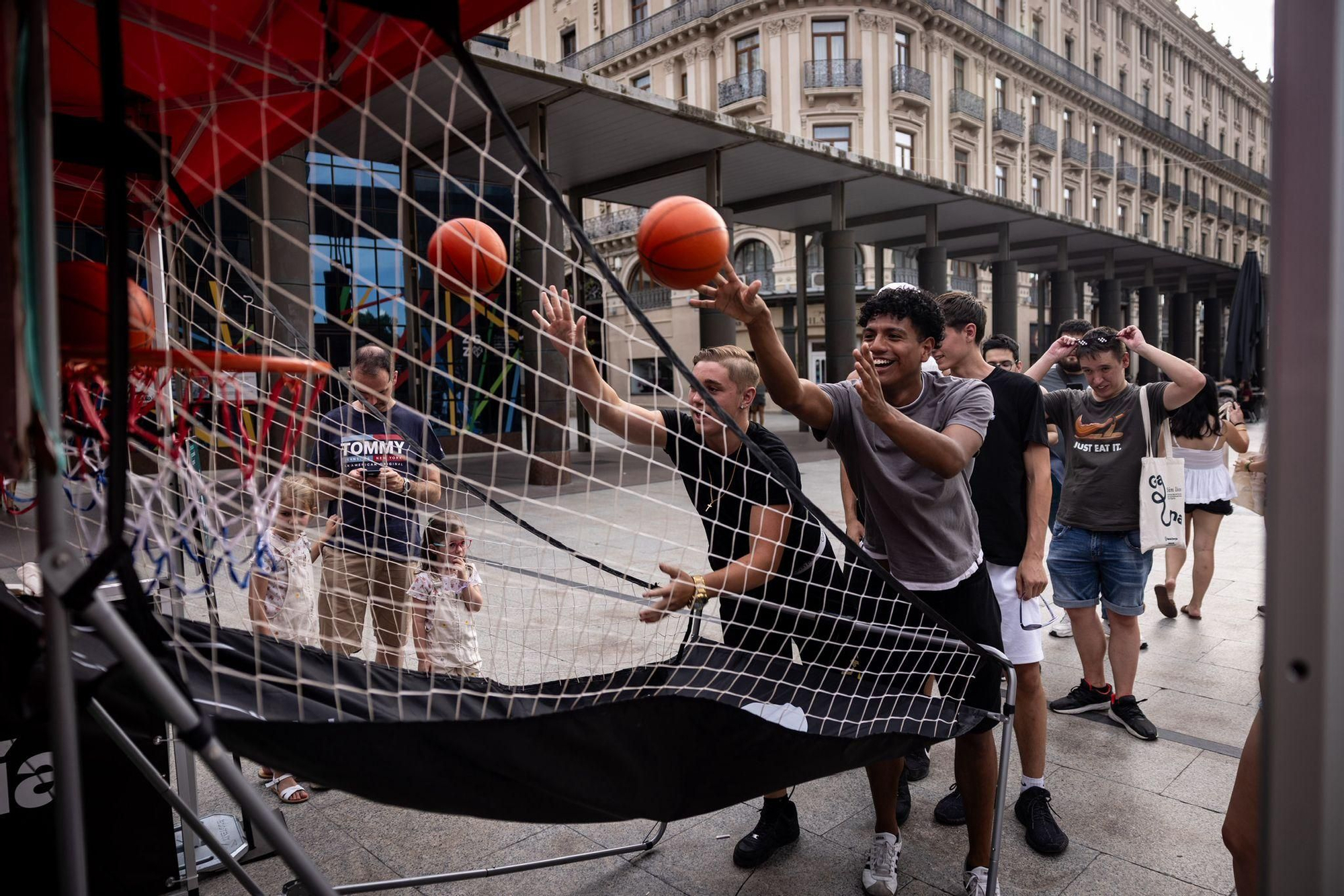 En imágenes | La Plaza del Pilar respira baloncesto con el 3x3