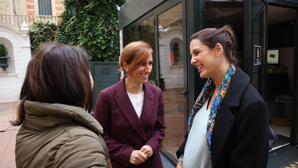 La portavoz de Más Madrid en la Asamblea, Mónica García, y su homóloga en el Ayuntamiento, Rita Maestre, en el Defensor del Pueblo.