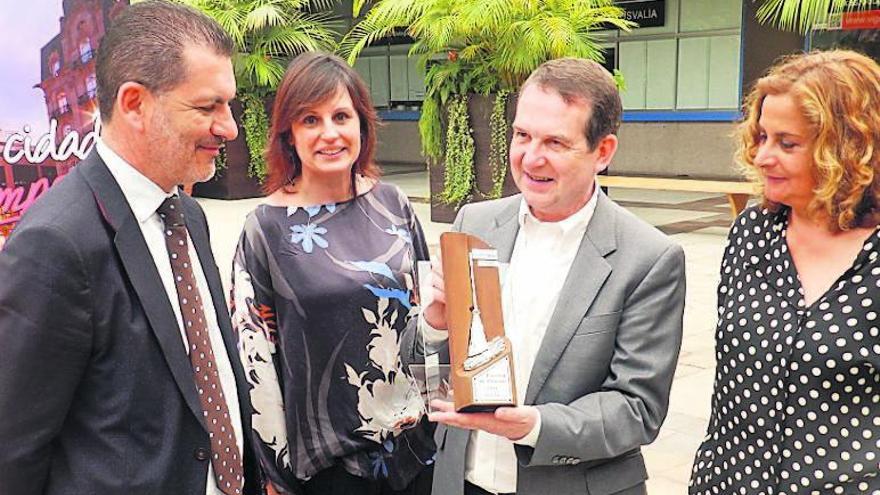 Abel Caballero recogió ayer el premio la &quot;Vasoira de Platino&quot;.