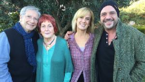 Gemma Nierga, con Roger Pera y sus padres, en ’Els meus pares’. 