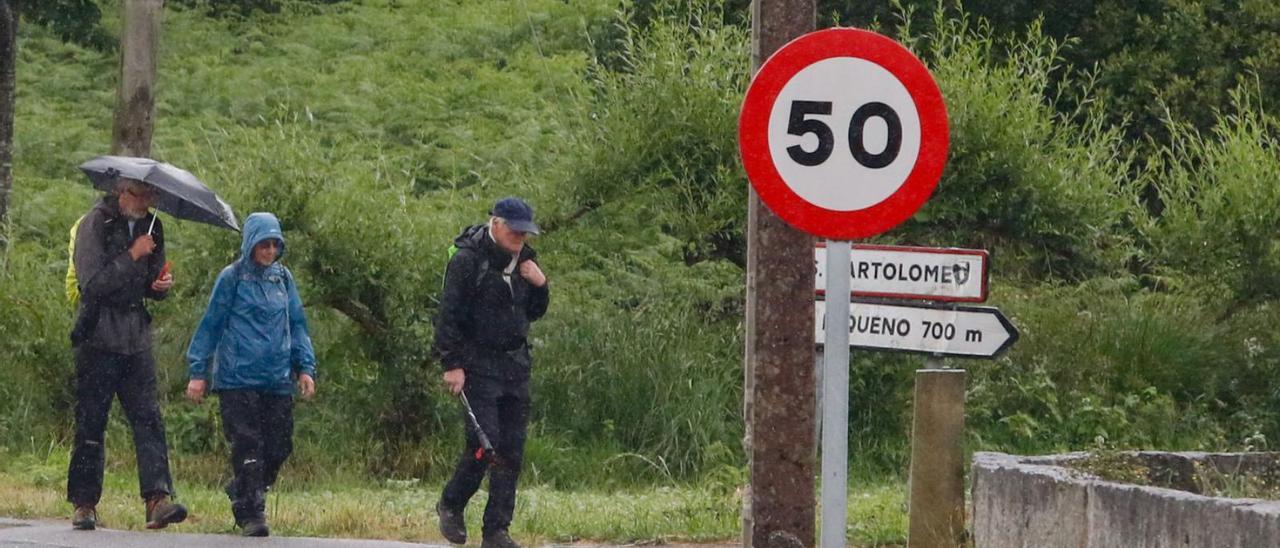 Peregrinos pasan por la Variante Espiritual de O Salnés.