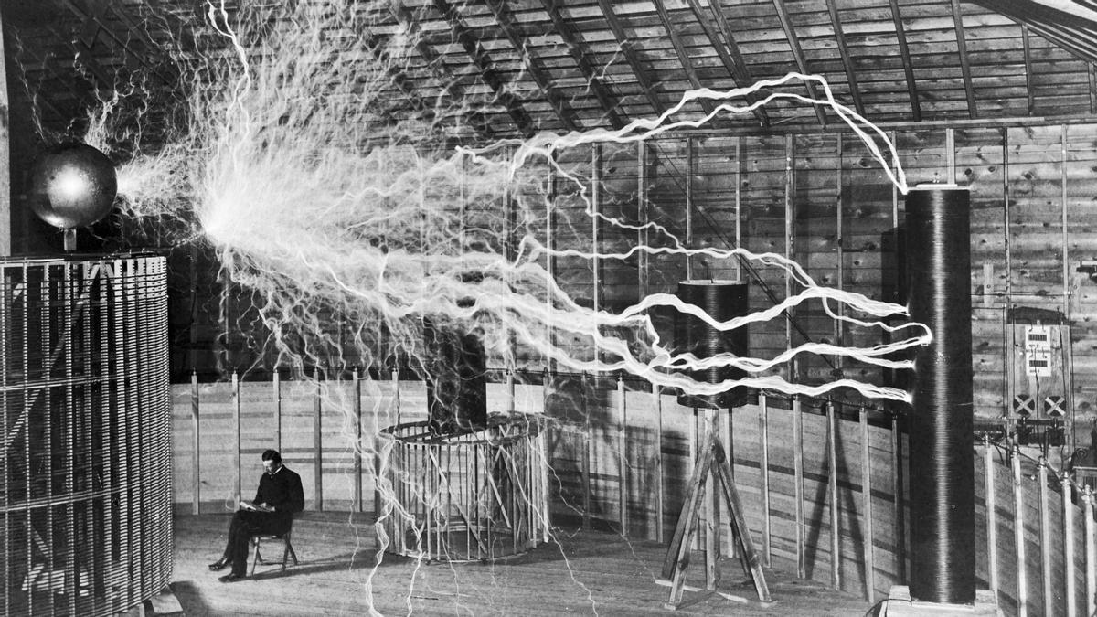 Nikola Tesla, alrededor del año 1900, en su laboratorio de Colorado Springs, hecho un Zeus bajo los rayos de su célebre bobina.