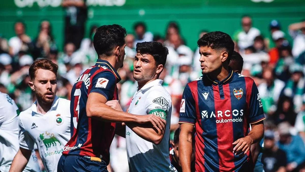 Cabello y Álex Muñoz ante el Racing de Santander.