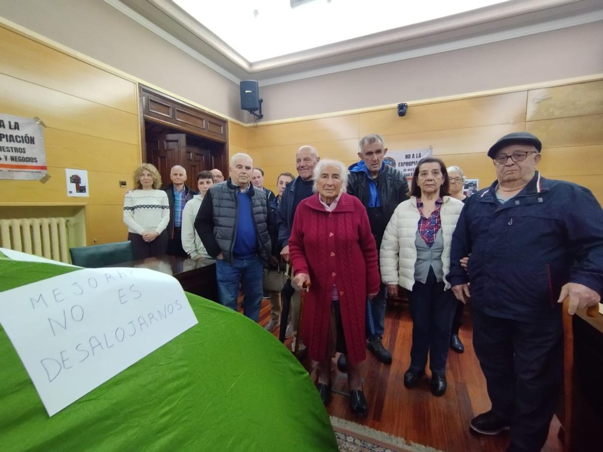 Olvido Fuente, en el centro, con otros vecinos afectados, junto a la tienda de campaña instalada en el Ayuntamiento por los encerrados.