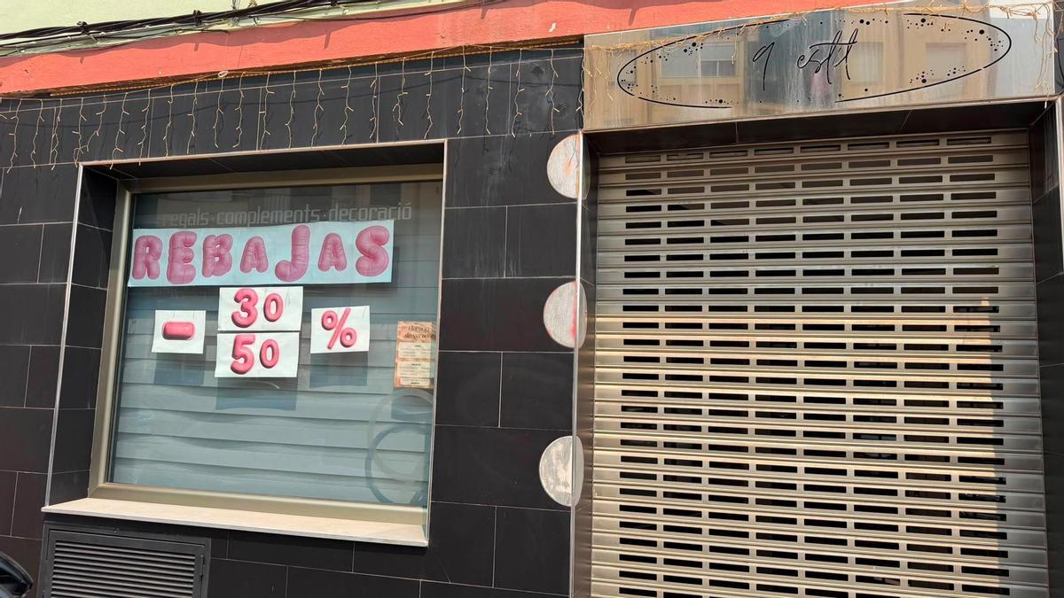 La tienda de ropa '9estil' cerrada en Betxí a causa del confinamiento por el incendio forestal de la Vall