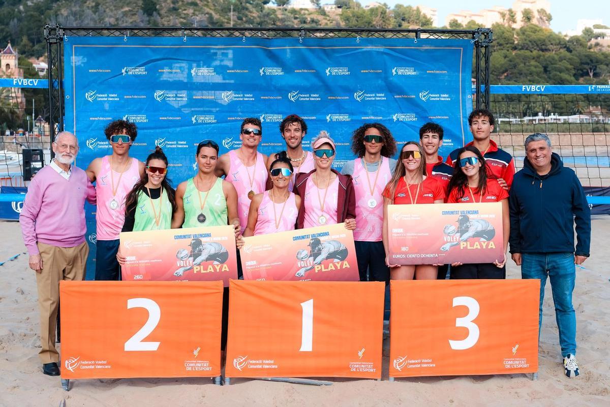 Imagen de familia de los ganadores de la prueba de Benicàssim del Circuito de Invioerno de vóley playa.