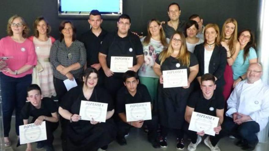 Personal técnico, ediles, formadores y alumnos de el Rogle en el cierre de curso muestran sus diplomas.