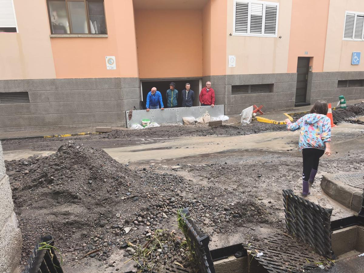 Vecinos protegiendo las viviendas, en La Fragata.