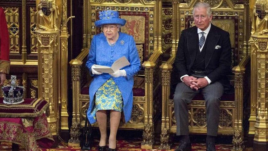 Isabel II y el príncipe de Gales, durante el discurso de apertura oficial del curso parlamentario. // Efe