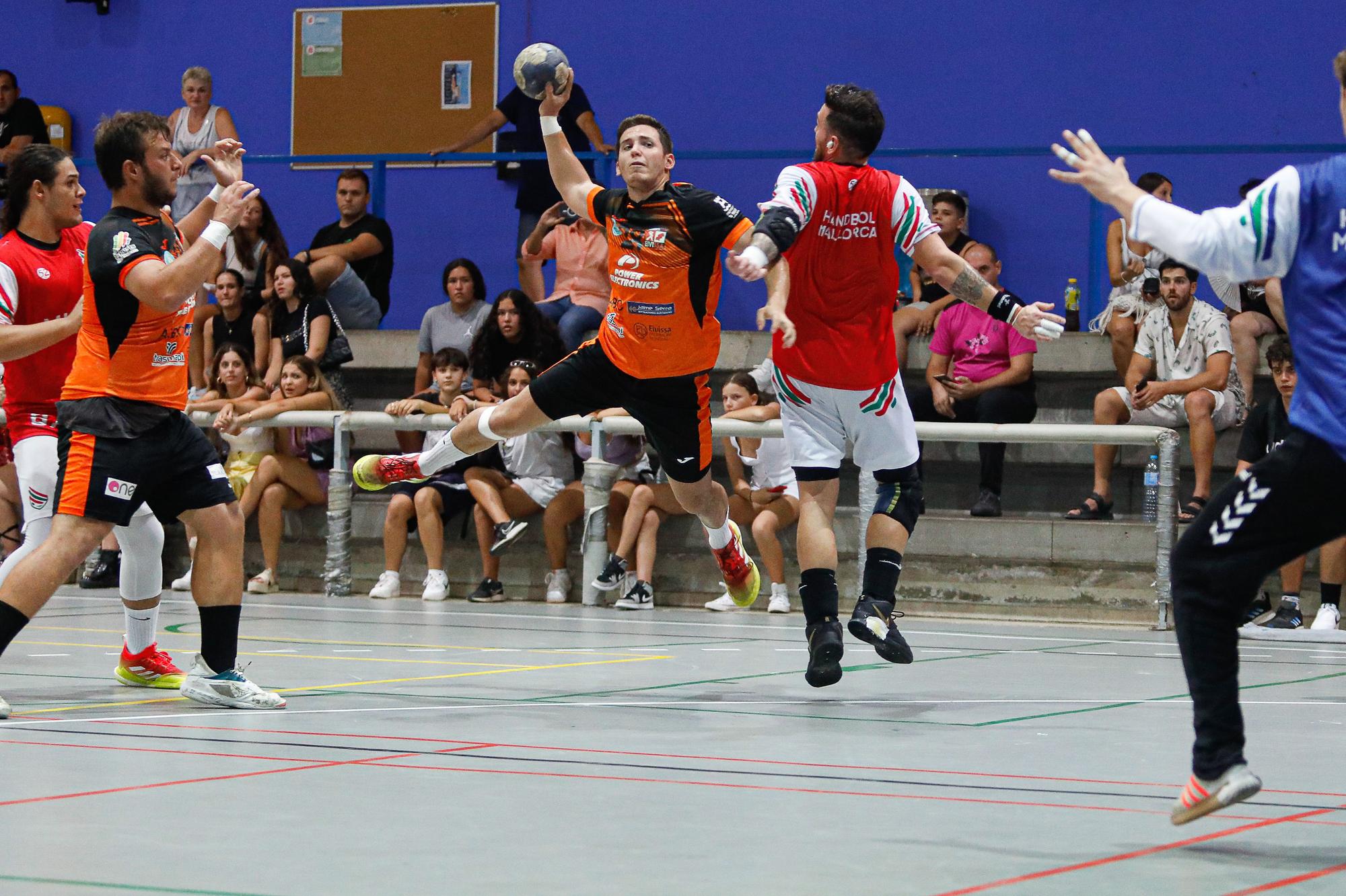 Las imágenes del partido entre el HC Ibiza y el Mitoura Handbol Marratxí