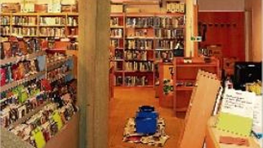 Una imatge de la biblioteca amb galledes a terra, ahir