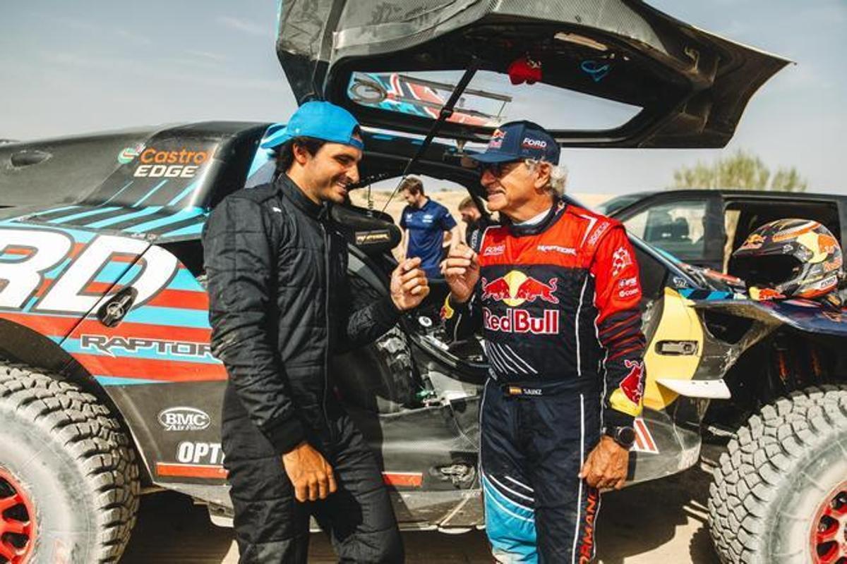 Carlos Sainz hijo asombrado con el coche de su padre para el Rally Dakar: Es la leche