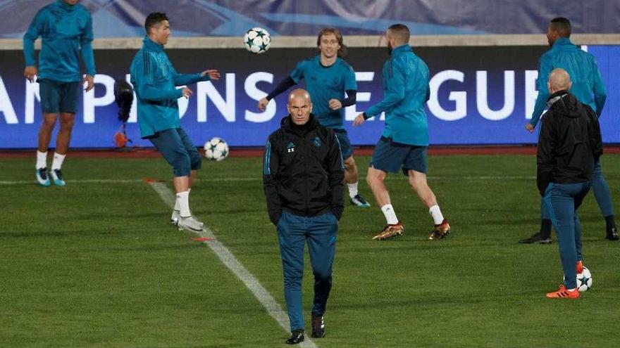 Zidane, en primer término, durante el entrenamiento del Madrid ayer en Nicosia.