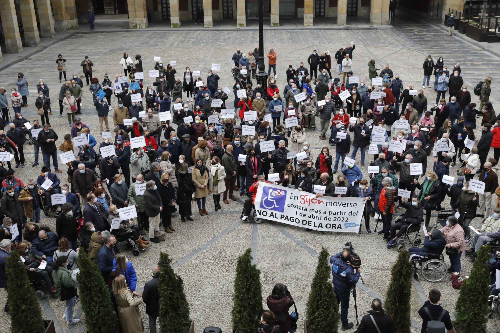 En imágenes: Concentración de personas con movilidad reducida contra la tarjeta ORA en Gijón