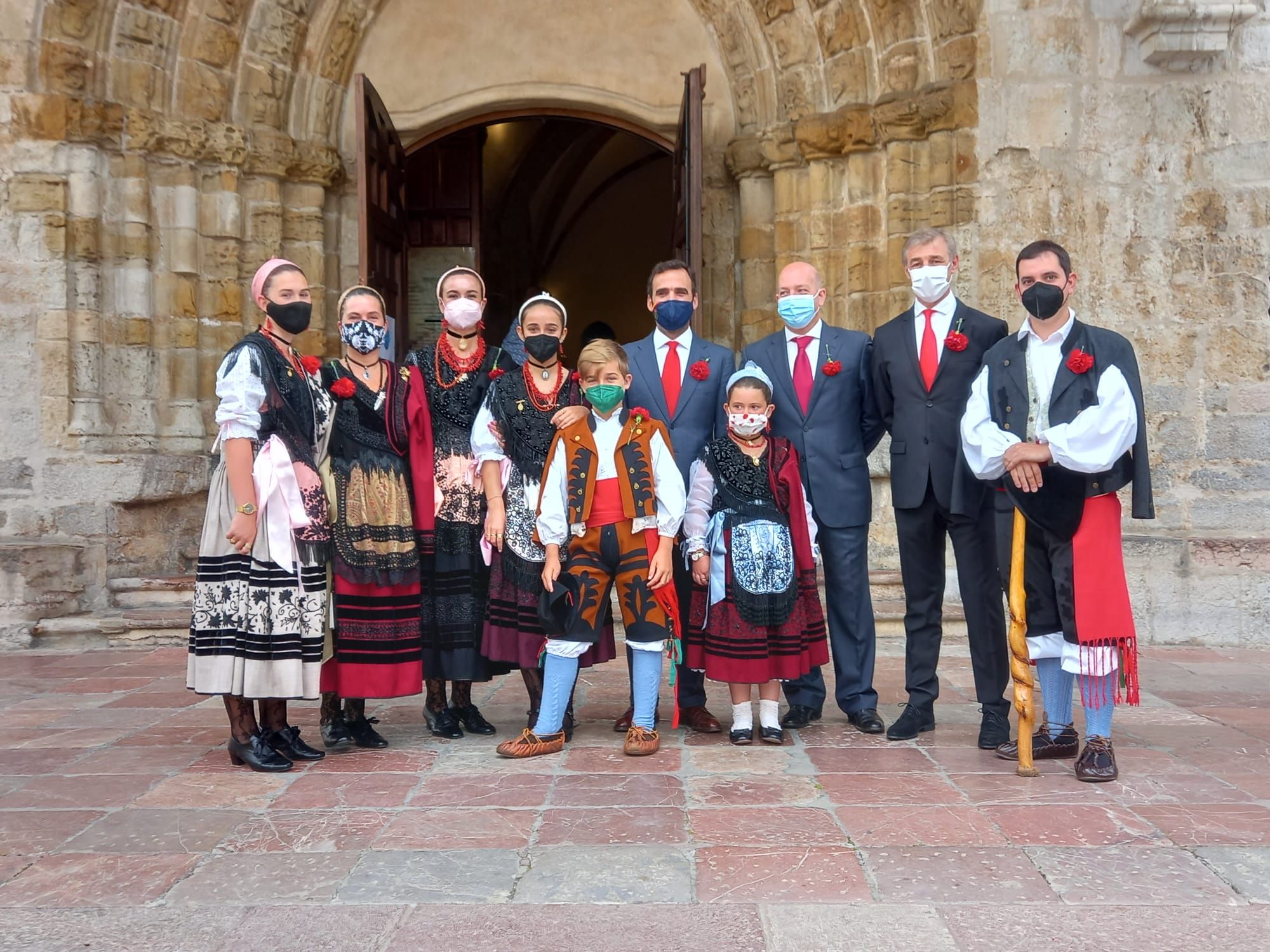 Los fieles de la Magdalena, de Llanes, cumplieron con su clavel rojo