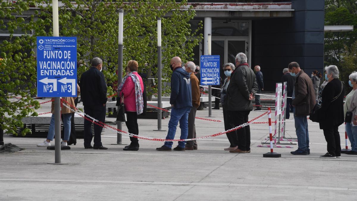 Colas para vacunarse en el recinto de Expocoruña