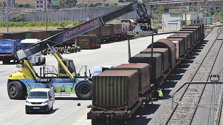 Tren de mercancías en los accesos al Puerto de Sagunt. | D. TORTAJADA