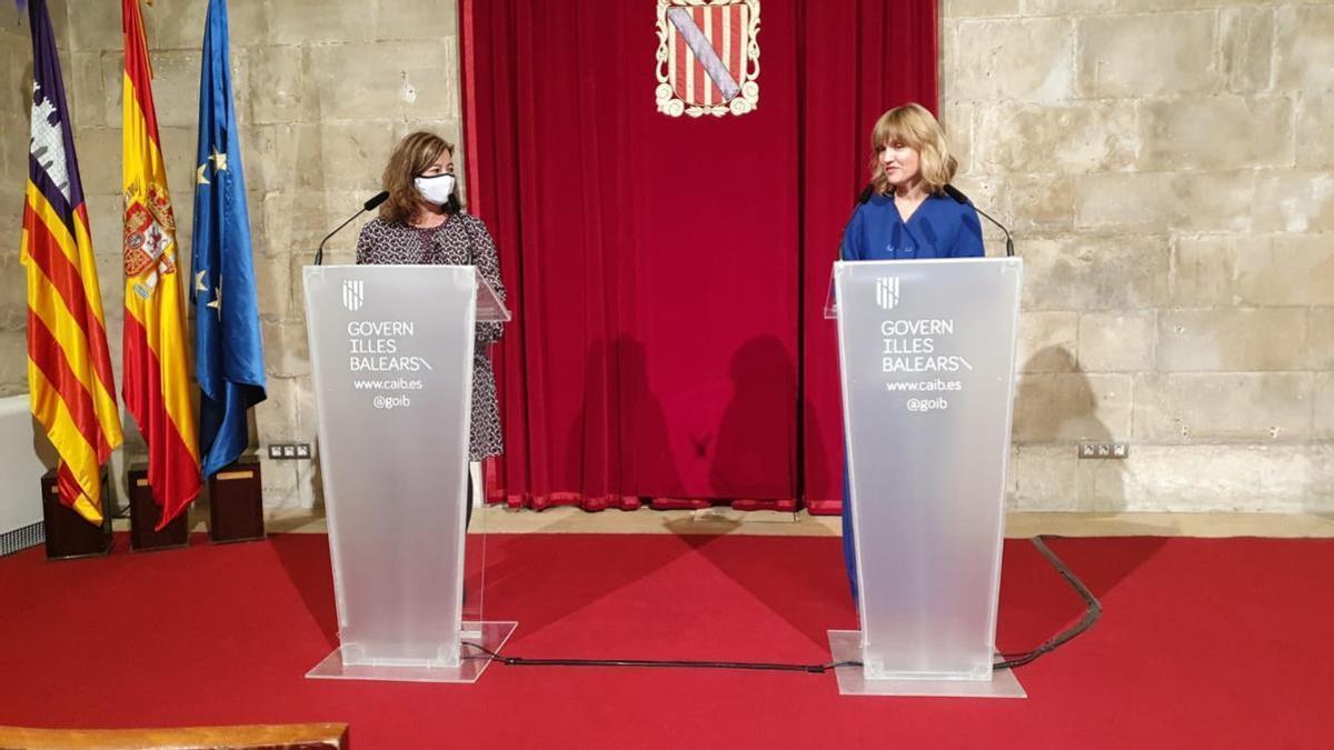 La presidenta del Govern balear, Francina Armengol, con la inistra de Educación y Formación Profesional de España, Pilar Alegría, en una rueda de prensa.