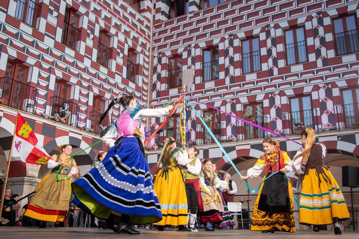 El folklore infantil toma la Plaza Alta de Badajoz