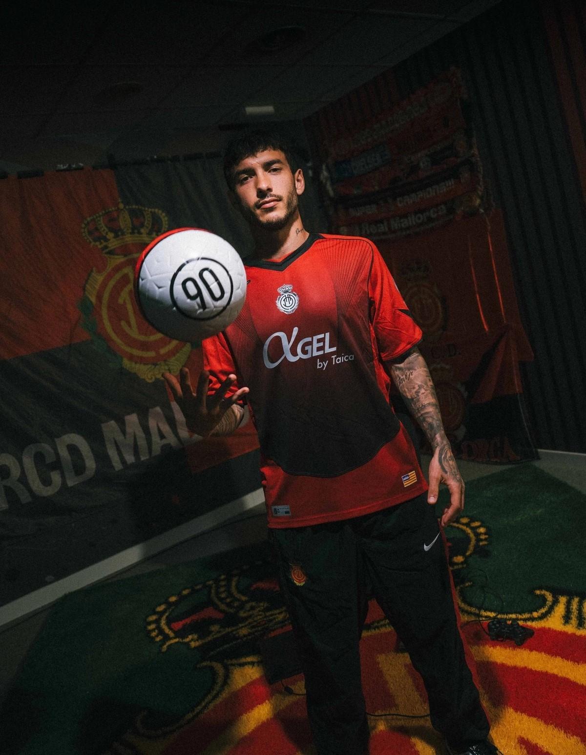 Antonio Sánchez, con la camiseta que el Mallorca ha denominado ‘La que pudo ser’