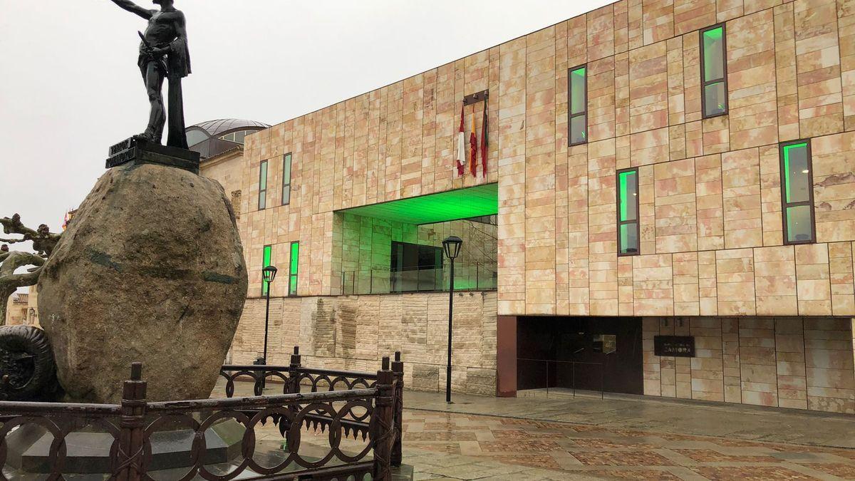El edificio de Las Arcadas de la Diputación de Zamora, iluminado de verde en una imagen de archivo.