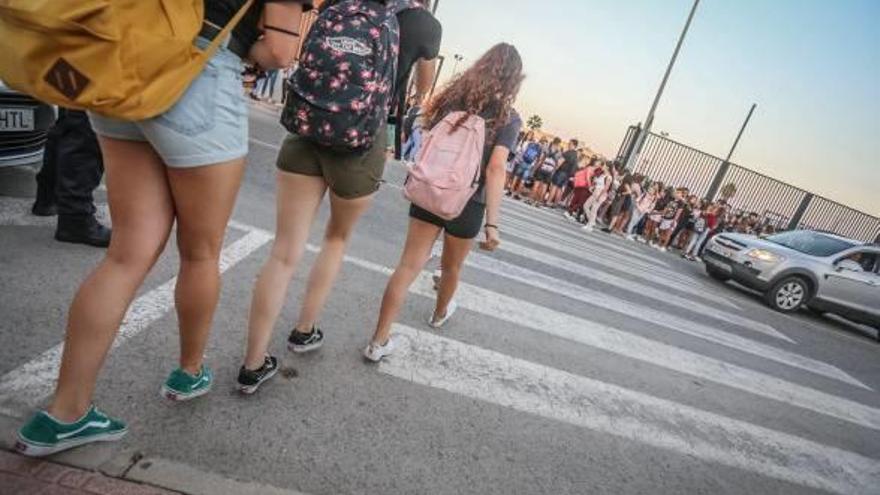 Acceso principal del Instituto Torrevigía de Torrevieja ayer a primera hora al que algunas alumnas acudieron en pantalón corto.