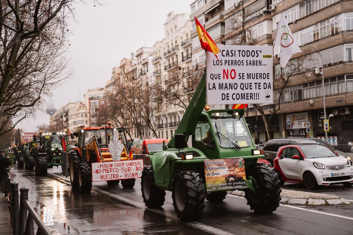 Miles de agricultores con sus tractores protestan contra el acuerdo con Mercosur en Madrid.