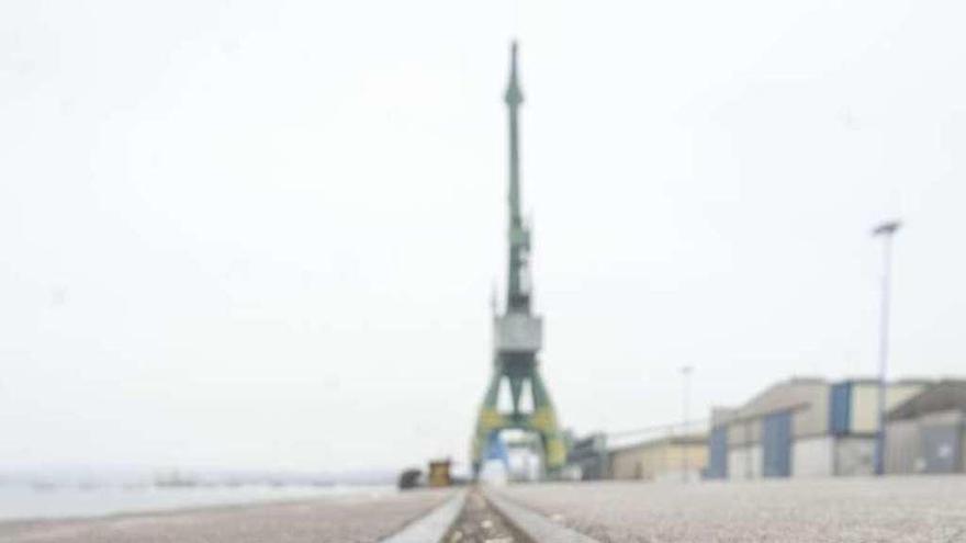 Raíles del ferrocarril sin uso en los muelles.