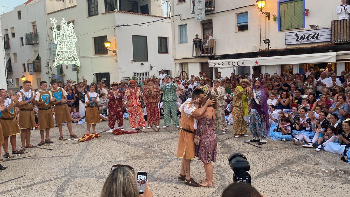 Ambos jóvenes de Peñíscola se han fundido en un apasionado beso, tras la pedida de matrimonio que él ha realizado.