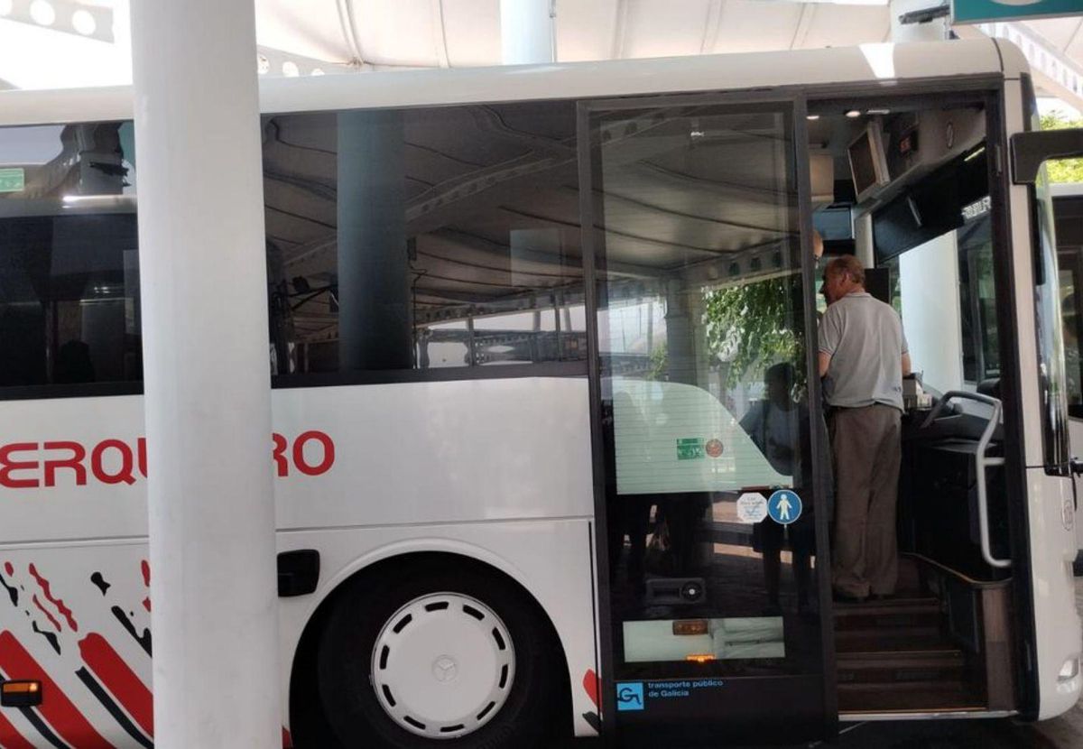 Pasajeros haciendo cola para acceder al autobús Cangas-Aldán-Bueu, ayer a las 16.00 horas. | FdV