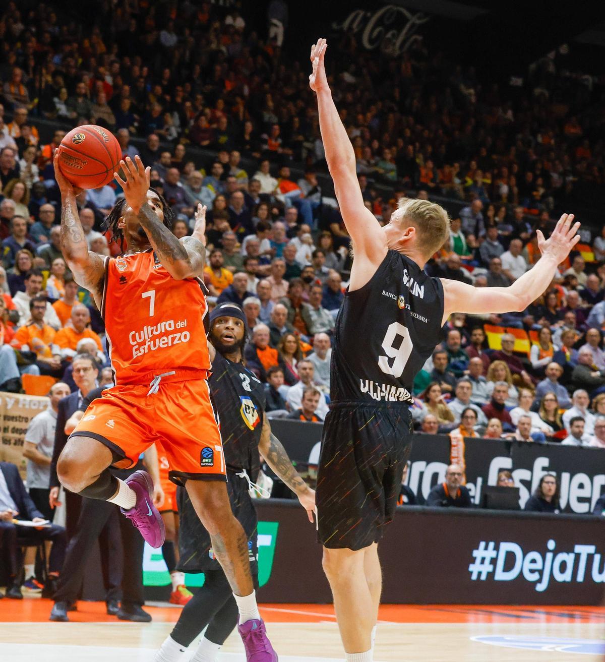 Chris Jones, el mejor jugador taronja en el partido del miércoles ante el Cluj-Napoca