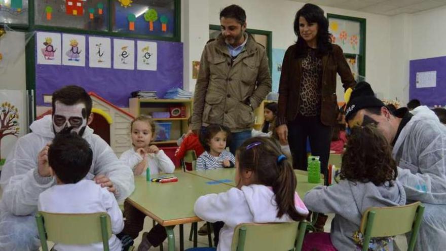 Usuarios de un obradoiro de empleo anterior impartiendo un taller a niños de Educación Infantil. // D.P.