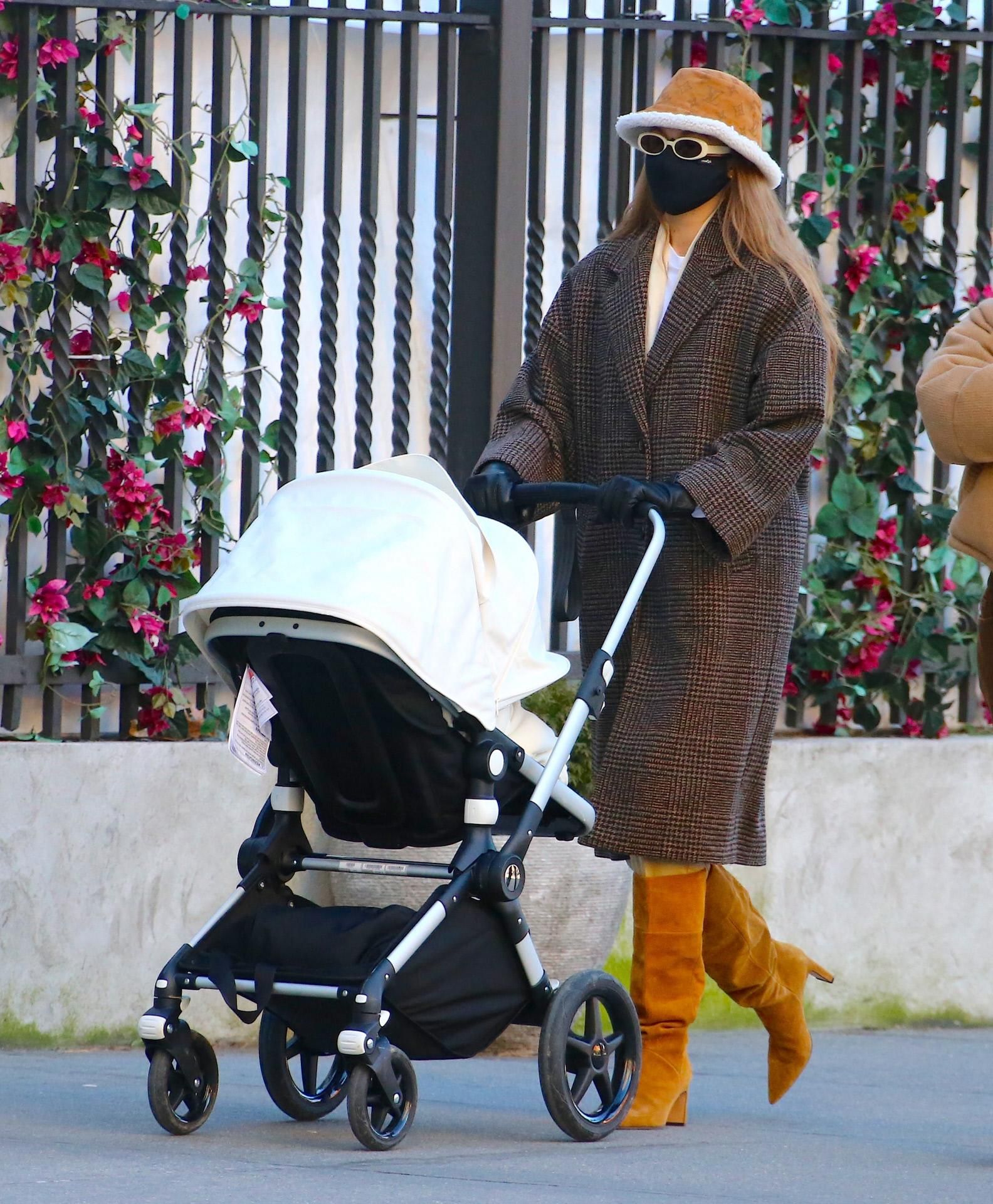 Gigi Hadid, con abrigo de Mango
