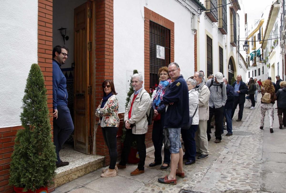 Colas y lluvia en el primer día de Fiesta de los Patios