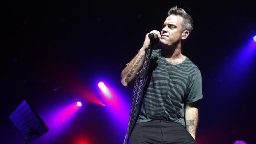 Robbie Williams durante un concierto