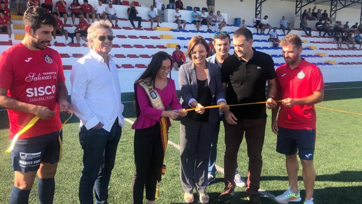 La alcaldesa, edil de Deportes y la reina de las fiestas, en la inauguración.  | MEDITERRÁNEO