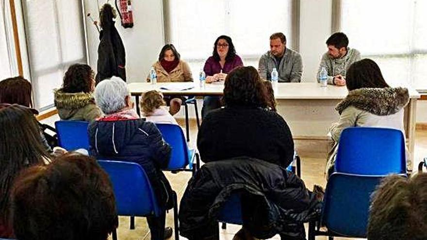 Presentación ayer de la iniciativa del banco de alimentos para perros, en el local social de Guísamo.