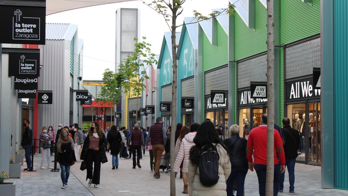 Personas paseando en La Torre Outlet Zaragoza.