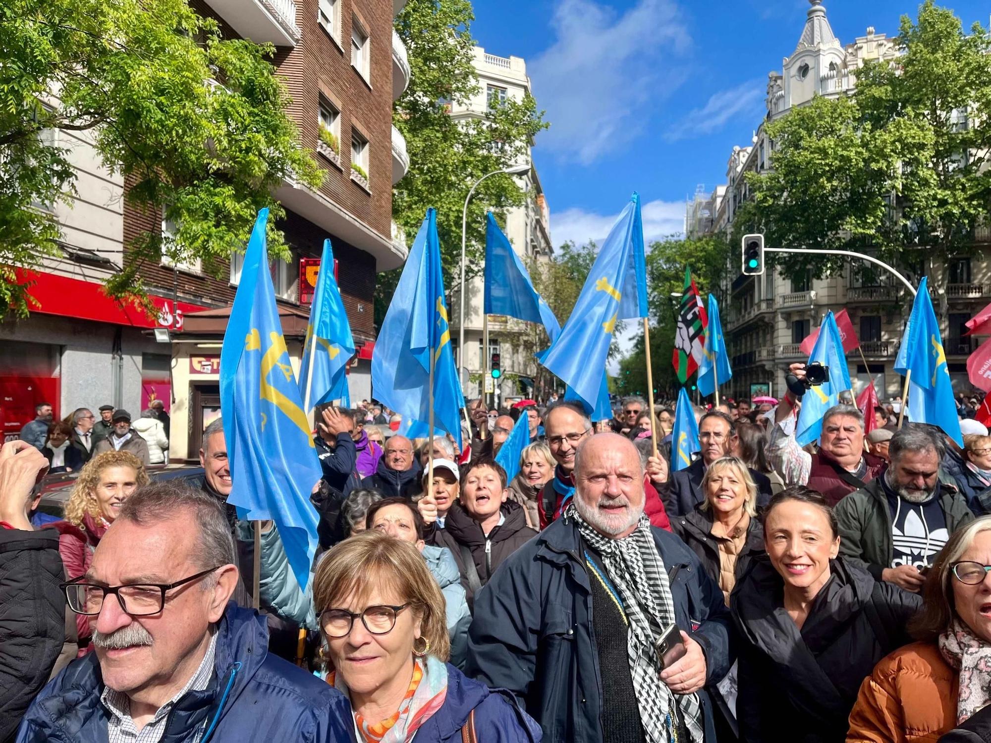 EN IMÁGENES: ambiente asturiano en Ferraz, apoyando a Sánchez