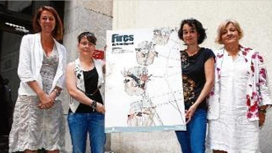 L&#039;alcaldessa i la regidora de Fires de Girona amb les dues autores del cartell.