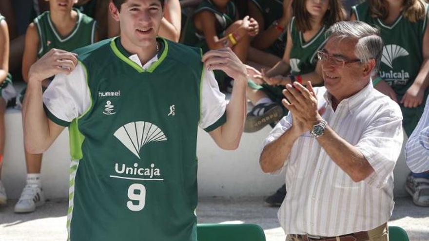 Panchi Barrera junto al Presidente del Unicaja Francisco Molina ayer en la presentación del primero.