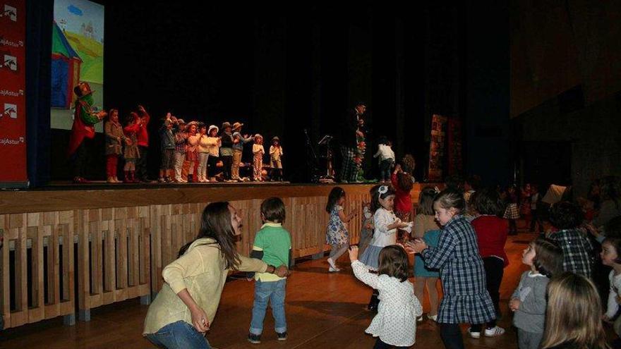 Niños bailando ayer en el auditorio poleso.