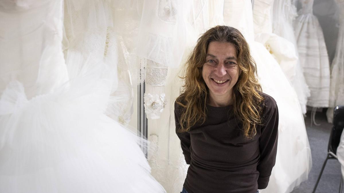 Yolanda Pérez, rodeada de los vestidos de novia que presenta en la Barcelona Bridal Fashion Week, el 23 de abril de 2025.