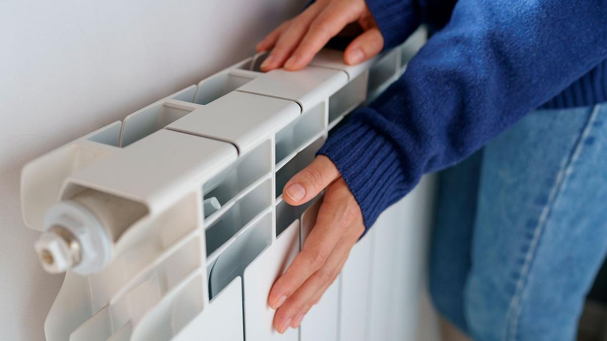Papel de aluminio en el radiador por la noche: cada vez más gente lo hace y con razón